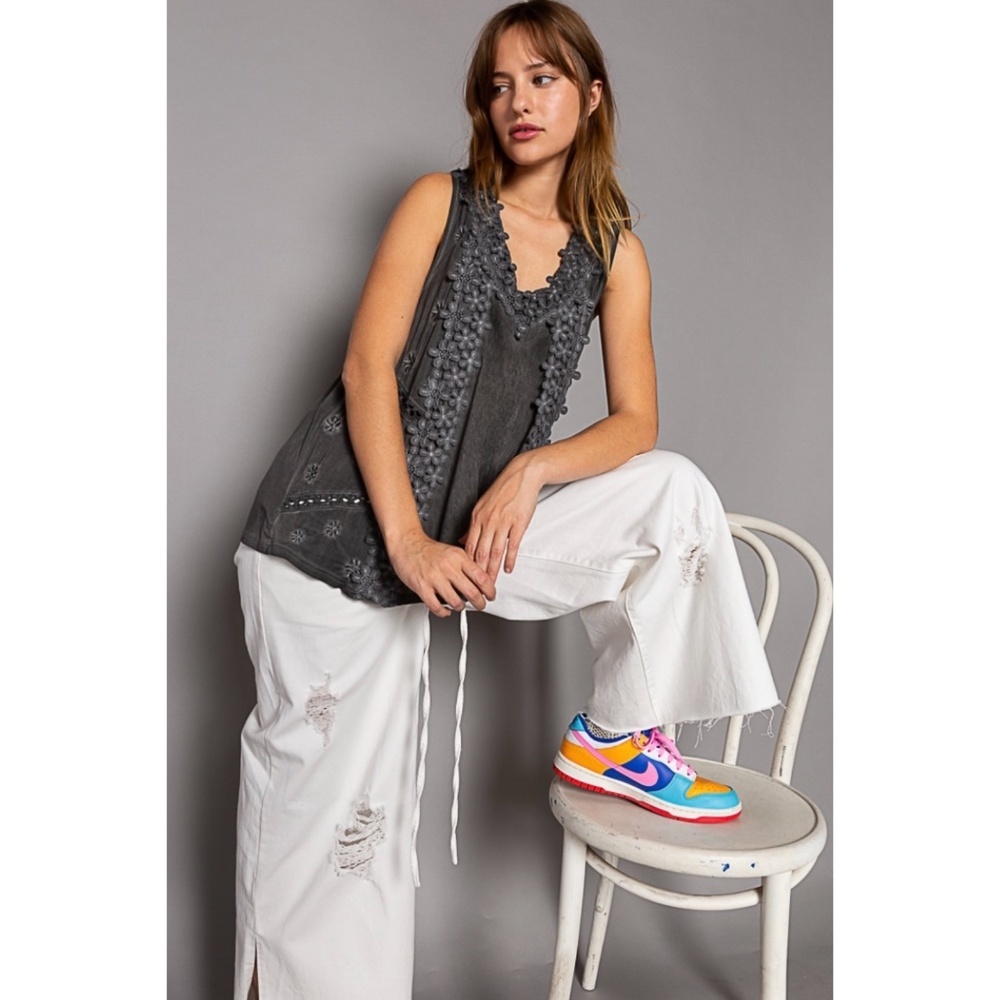 POL Black V Neck Floral Lace Sleeveless Rayon Top - Picture 6 of 11